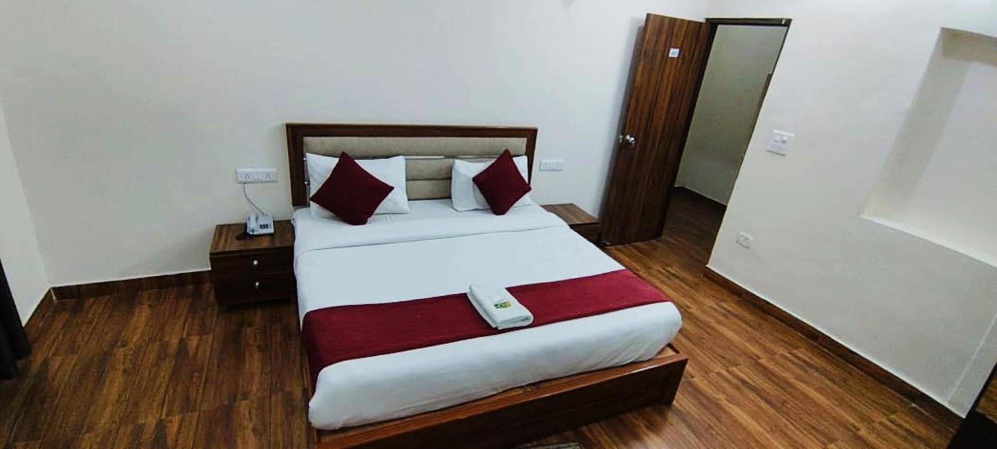ניו דלהי Luxury Rooms In Safdarjung Enclave Near Aiims & Safdarjung Hospital מראה חיצוני תמונה